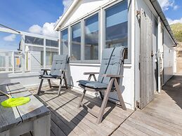 Lovely Beach House in Dishoek