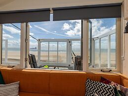 Lovely Beach House in Dishoek