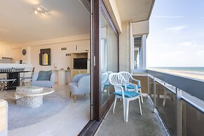 Spacious Apartment With Direct sea View