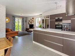 Beautiful Holiday Home With Swimming Pool
