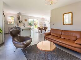 Beautiful Holiday Home With Swimming Pool