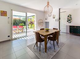 Beautiful Holiday Home With Swimming Pool