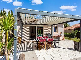 Beautiful Holiday Home With Swimming Pool