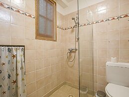 Spacious Holiday Home With Garden