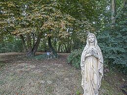 Spacious Holiday Home With Garden