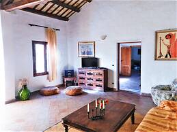 Delightful Holiday Home in Fulgatore With Swimming Pool