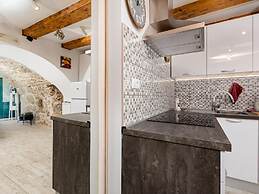 Stylishly Decorated Apartment With Private Terrace