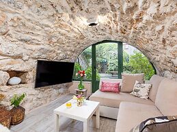 Stylishly Decorated Apartment With Private Terrace