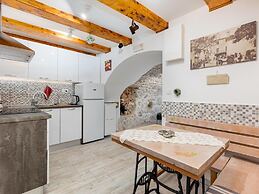 Stylishly Decorated Apartment With Private Terrace