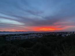 Blizina Mora II Modern Retreat