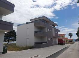 Blizina Mora II Modern Retreat