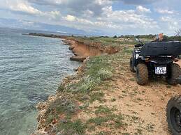 Blizina Mora II Modern Retreat