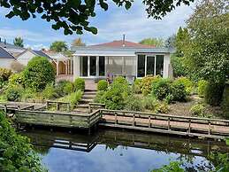 Spacious Bungalow With Roofed Terrace