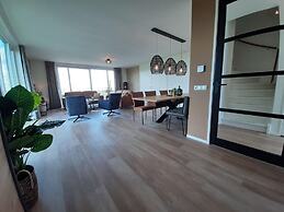 High-quality Luxury Villa on the Frisian Water