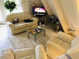 Frog Prince Modern Retreat