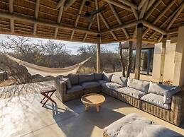 Villa in Hoedspruit With a Jacuzzi