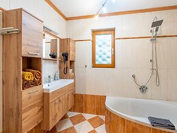 Attractive Apartment With Terrace