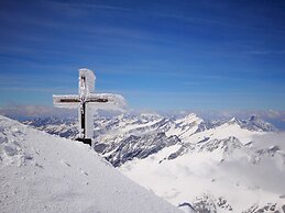 Attractive Apartment With Terrace
