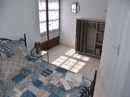 Cozy Holiday Home in Rudelle