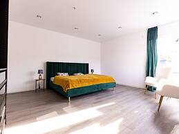 Apartment for 6 Modern Retreat