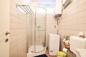 Modern Apartment With Terrace Near old Town