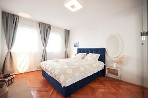 Modern Apartment With Terrace Near old Town