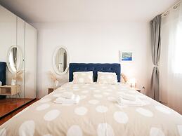 Modern Apartment With Terrace Near old Town