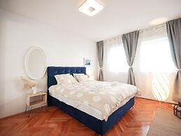 Modern Apartment With Terrace Near old Town