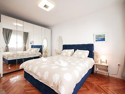 Modern Apartment With Terrace Near old Town