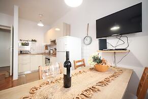 Modern Apartment With Terrace Near old Town