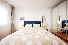 Modern Apartment With Terrace Near old Town