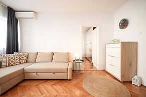 Modern Apartment With Terrace Near old Town