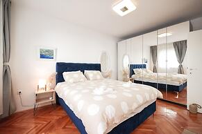 Modern Apartment With Terrace Near old Town