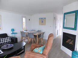 Lakeside Chalet Retreat in Green Setting