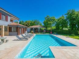 Adalene Comfortable Holiday Residence