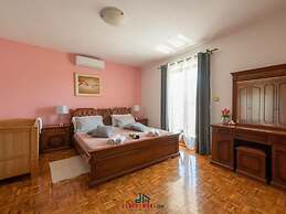 Adalene Comfortable Holiday Residence