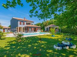 Adalene Comfortable Holiday Residence