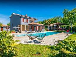 Adalene Comfortable Holiday Residence