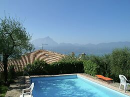 Spacious Villa in Torri del Benaco With Private Pool