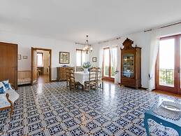 Spacious Villa in Torri del Benaco With Private Pool