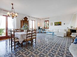 Spacious Villa in Torri del Benaco With Private Pool