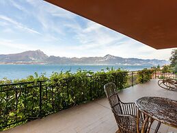 Comfortable Villa With Private Pool, Garden, Balcony, Near Lake Garda
