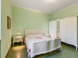 Comfortable Villa With Private Pool, Garden, Balcony, Near Lake Garda