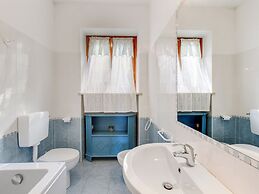 Comfortable Villa With Private Pool, Garden, Balcony, Near Lake Garda