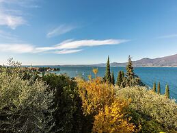 Comfortable Villa With Private Pool, Garden, Balcony, Near Lake Garda