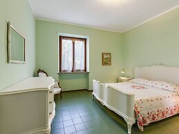 Comfortable Villa With Private Pool, Garden, Balcony, Near Lake Garda