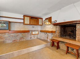 Comfortable Villa With Private Pool, Garden, Balcony, Near Lake Garda