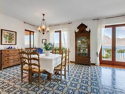 Comfortable Villa With Private Pool, Garden, Balcony, Near Lake Garda