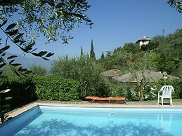 Comfortable Villa With Private Pool, Garden, Balcony, Near Lake Garda