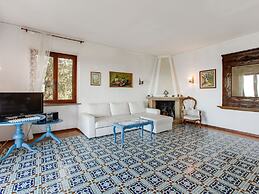 Comfortable Villa With Private Pool, Garden, Balcony, Near Lake Garda